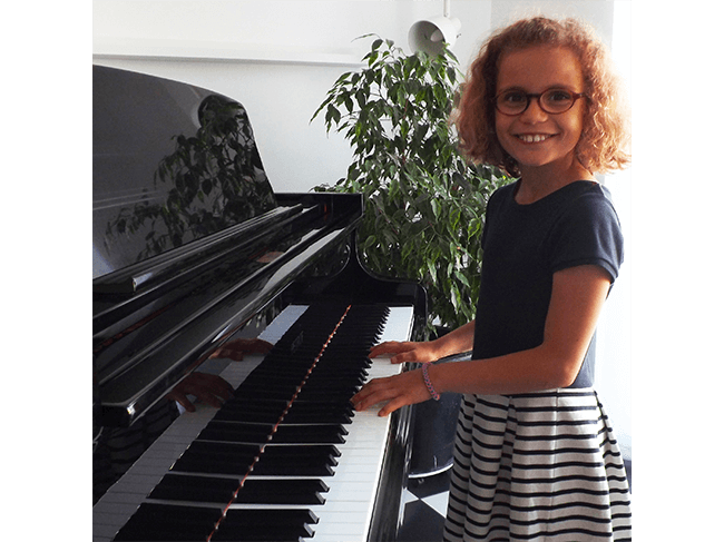 élève au piano